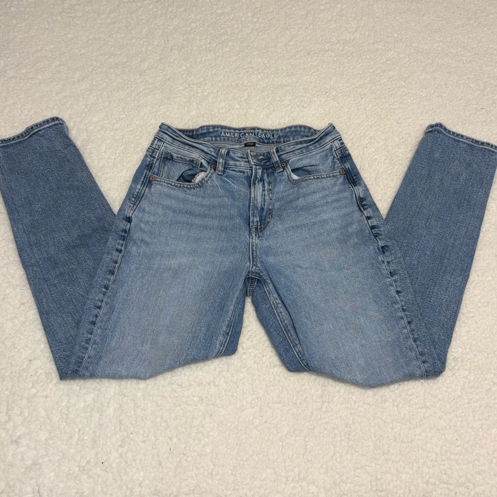 American Eagle Women Light Wash Denim High Rise Mom Jeans